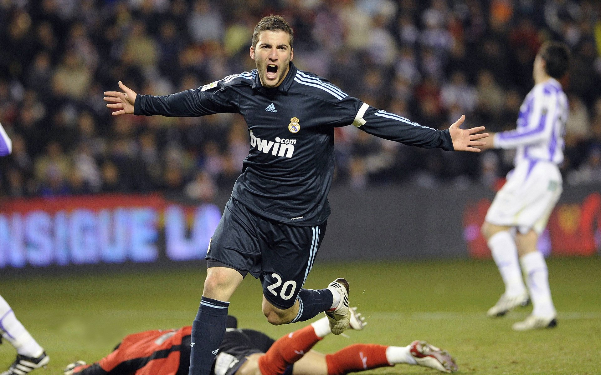 九游9游-法甲VAR判罚系统加入语义不确定性自适应修正模块